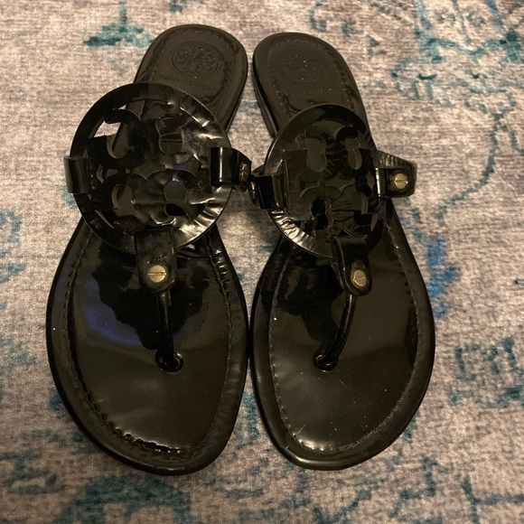 Tory Burch ‘Miller’ Thong Sandals Slides Slippers Size 9 in Black Patent Leather - Picture 1 of 12